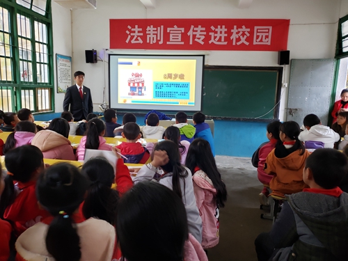 区人民法院麻沙法庭开展进行宪法宣传周暨法制宣传进校园活动